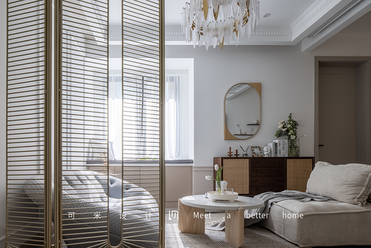 地面定制了一款可折叠可移动的金色铁艺屏风，在视觉上起到缓冲的作用，使空间显得更加优雅精致、美观大气。