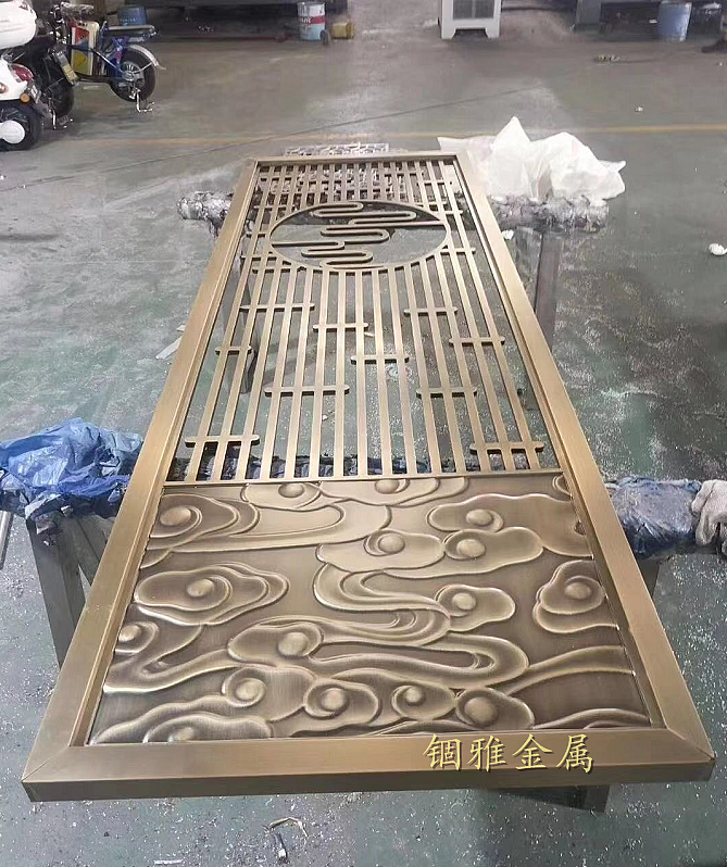 高端大气的黄铜浮雕镂空花格屏风