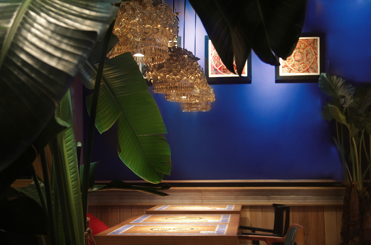 -
细节处<br>具有民族特色的银饰演变成灯具和装饰<br>既有质感<br>又有民族风情