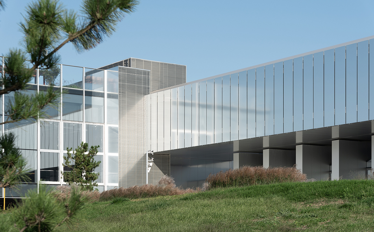 阳极氧化铝电动遮阳扇映射出蔚蓝的天色