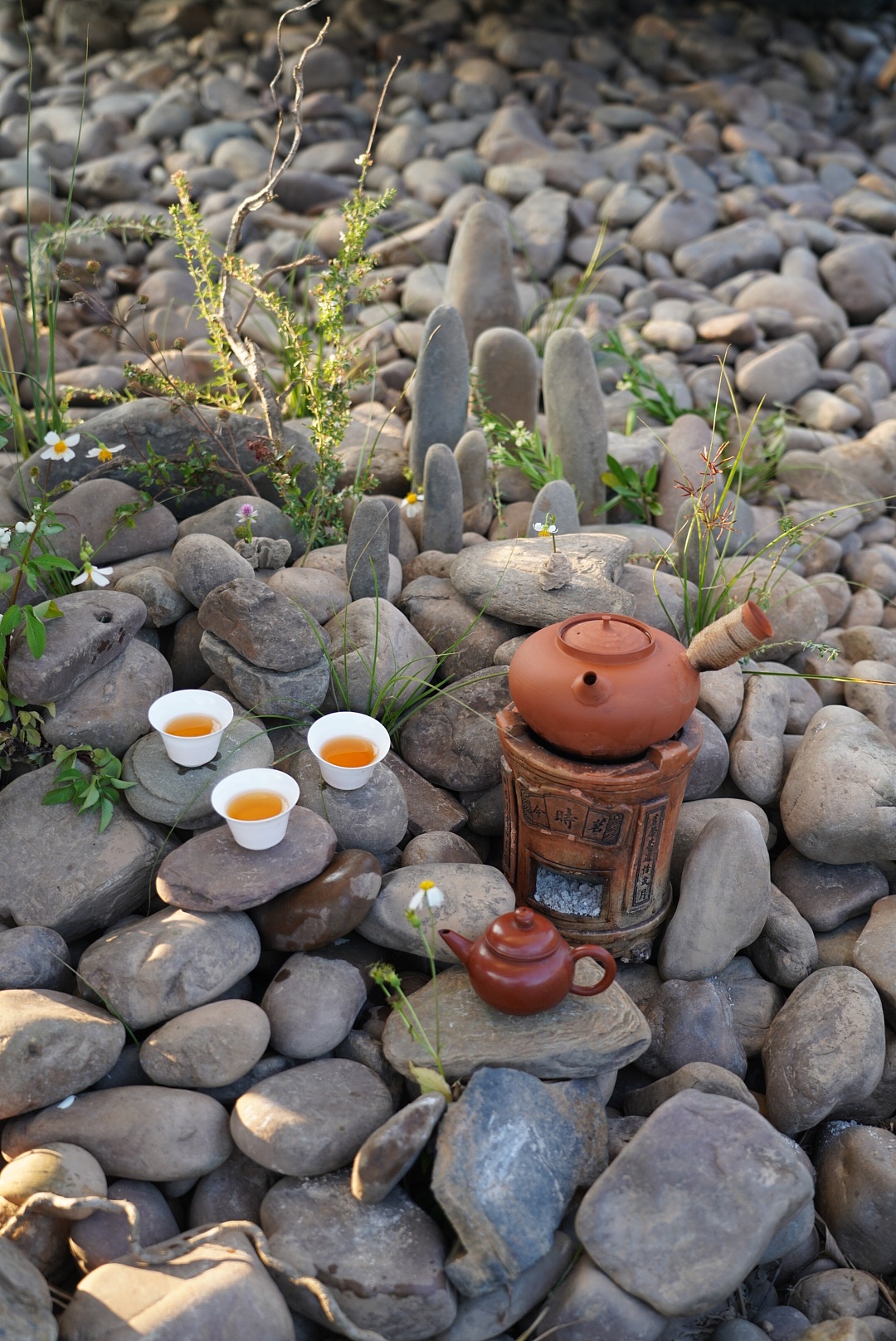 茗时今工夫茶阳朔漓江户外鹅卵石茶席露营品茶文化