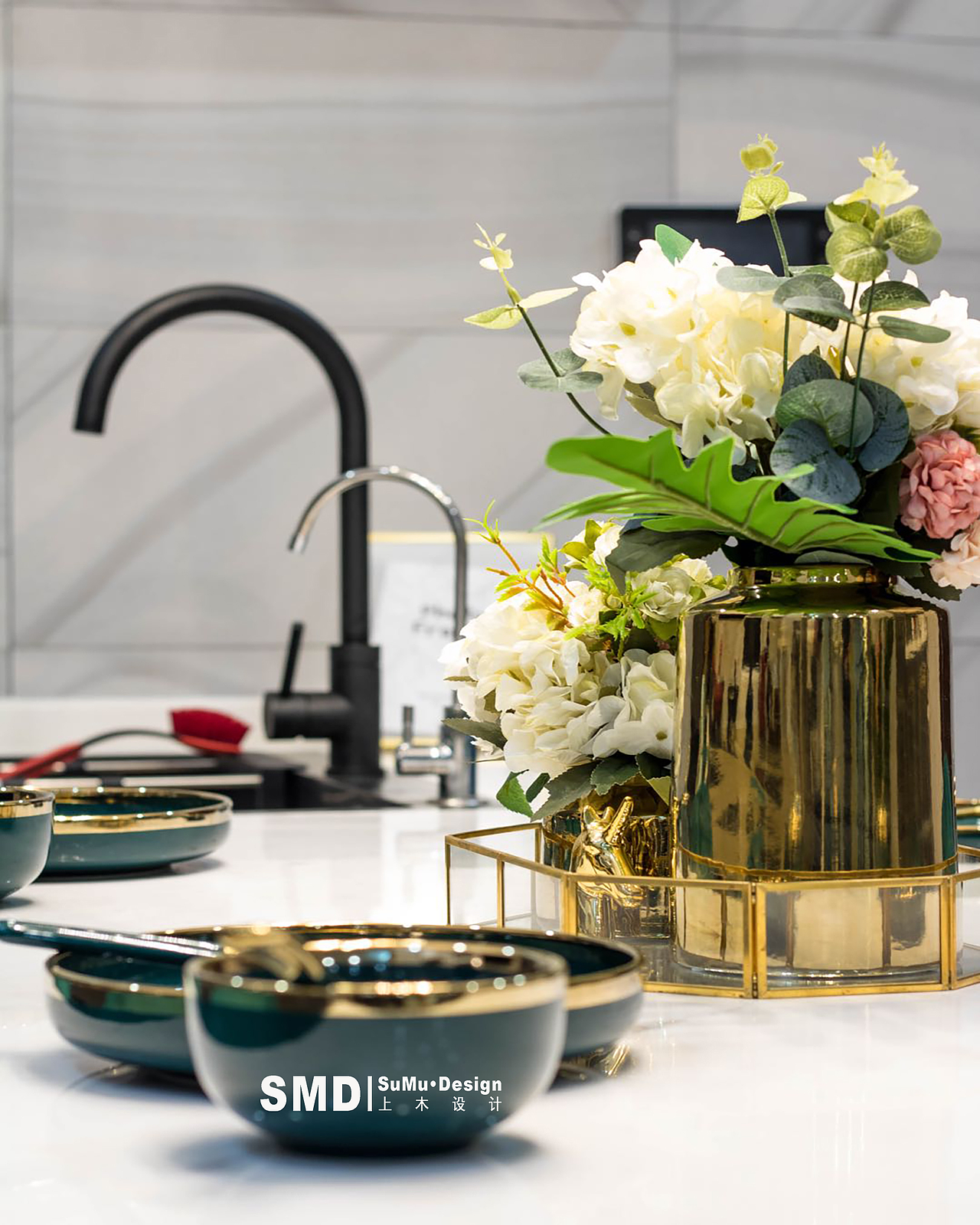 开放式餐厨和白色纹路的墙砖融为一体,视觉上扩大化。绿色的餐椅为整个厨餐厅带来活力和生机。
<br>餐桌岛台弥补了厨房过小的遗憾,为厨房多出来一个操作空间,为家人洗刷,拿取东西提供方便。<br><br> 餐桌结合导台为生活的仪式感加分,餐厨区域动线也非常流畅,业主当时说我平时不爱做饭,看到这样的设计有种做饭的冲动。这就是为什么一个好的设计会给人带来生活方式改变的原因。