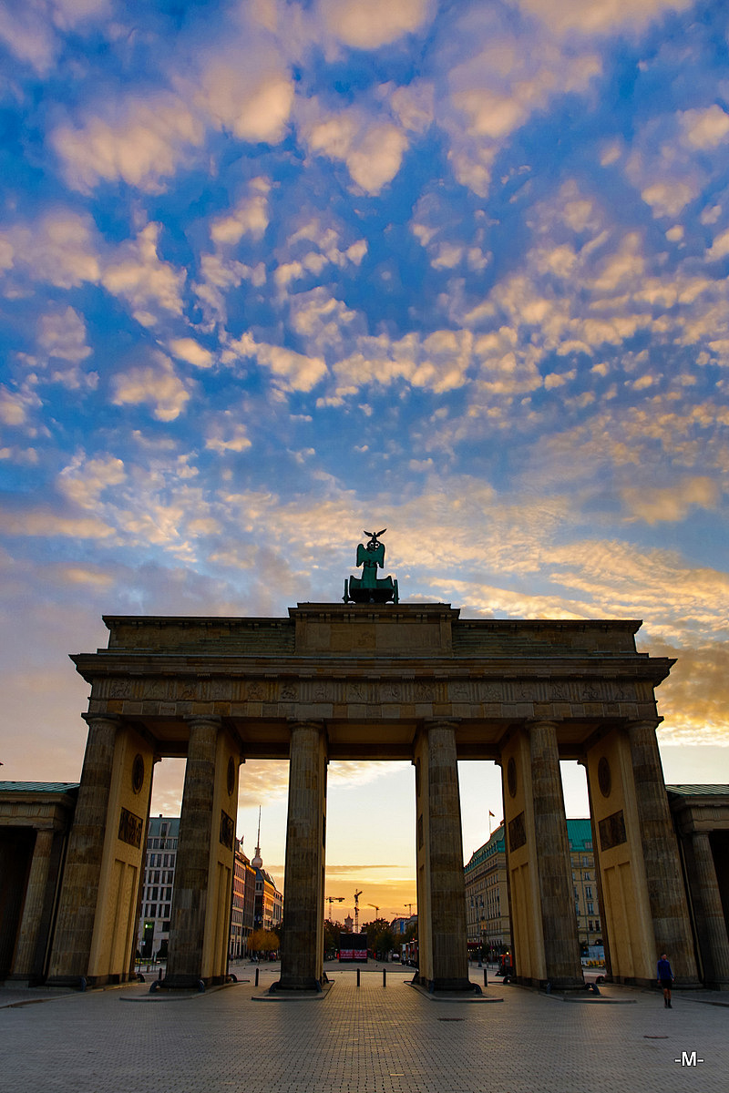 勃兰登堡门在这样的天色下,也难免让我喜欢的不行,好的建筑在好的环境