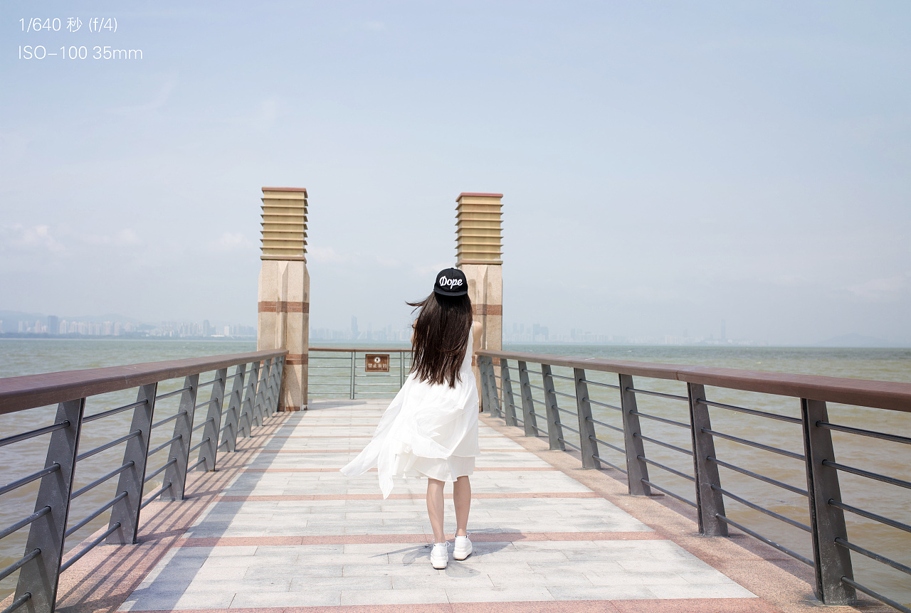 在疾步的人群中悠闲的步伐总显得异样