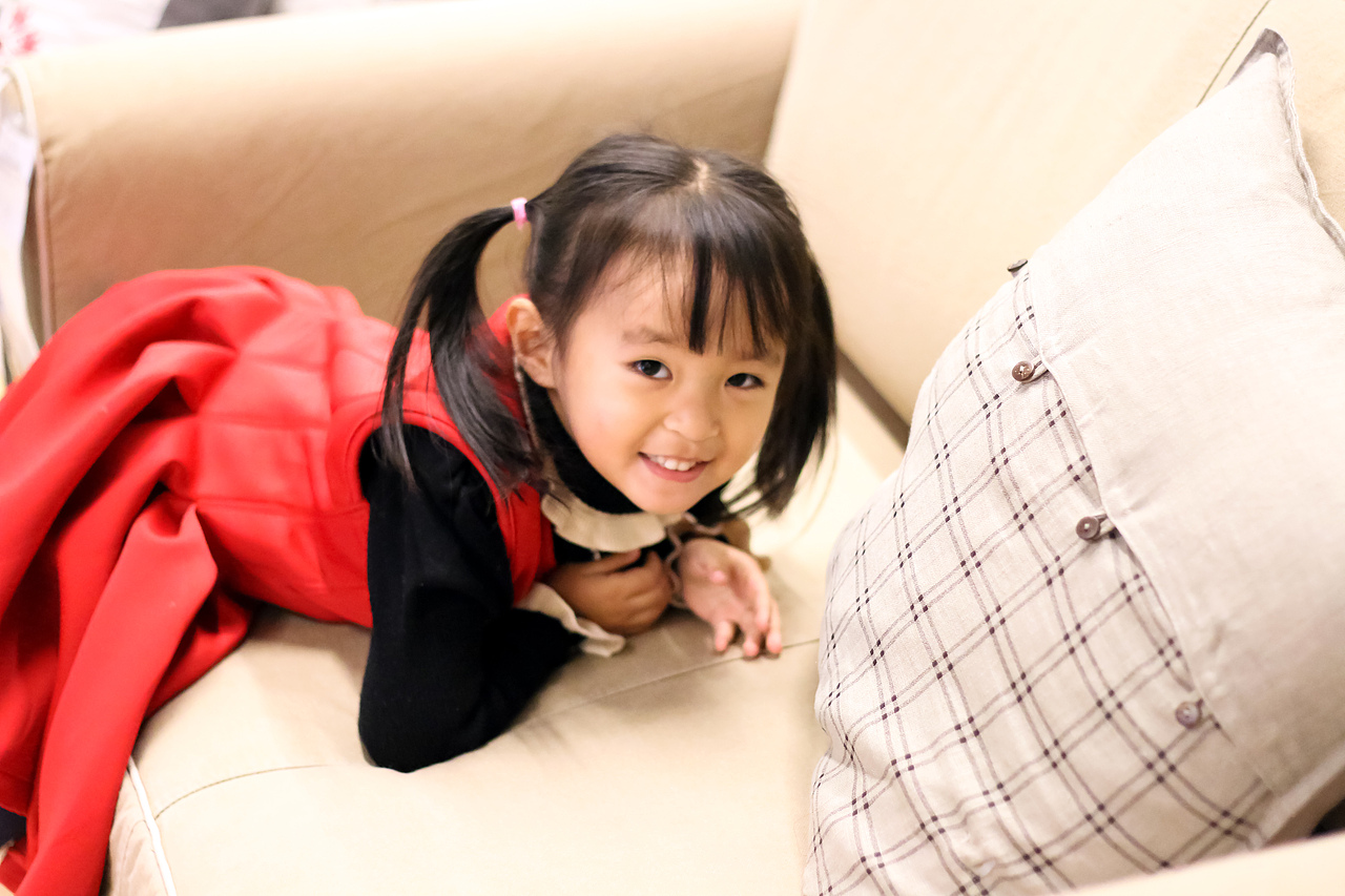 宜家行之天真无邪小美女