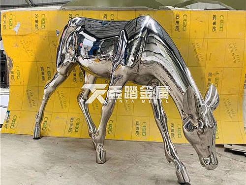 低头不锈钢梅花鹿雕塑、仿真动物不锈钢园林雕塑系列