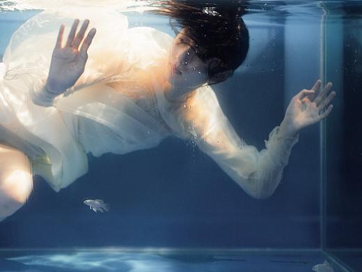 沉溺深海