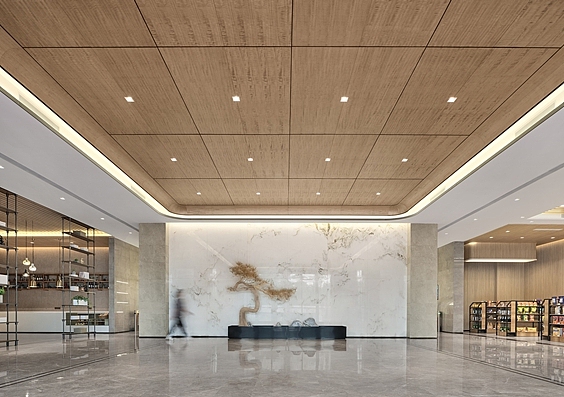 星级挑空入园大堂,升级配备自动感应屏蔽门,与社区大门中式宽檐设计内外呼应,凸显“高门府邸”的尊贵,极具阔府厅堂的身份感与归家仪式感。
<br>大堂内部引入休闲中心、便利店、咖啡厅等轻便生活设施,让人在出入归家之时,有了过渡的休闲场。