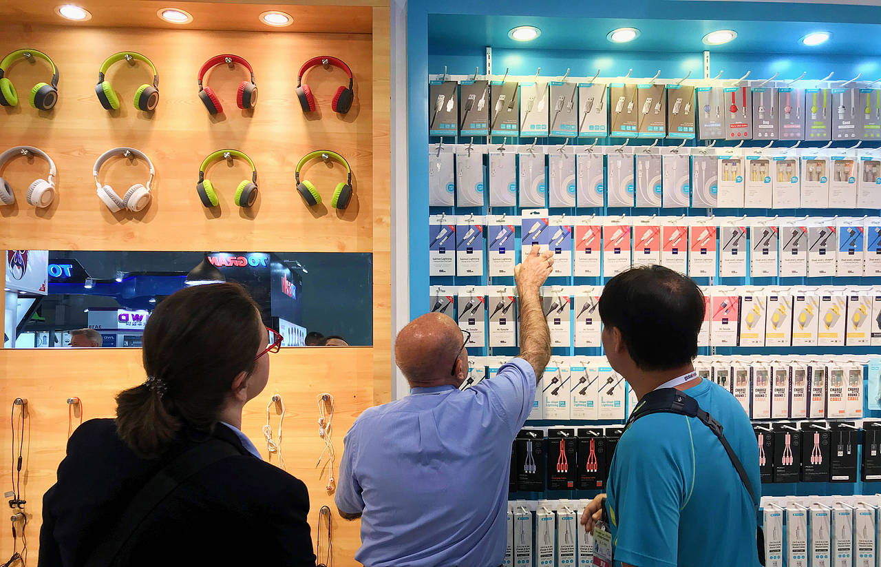 2017年香港消费电子展-最佳展示奖（图ZMTUyMDM1Mjgw） - 展陈设计 - 站酷设计师花卷科技原创素材 - 站酷ZCOOL