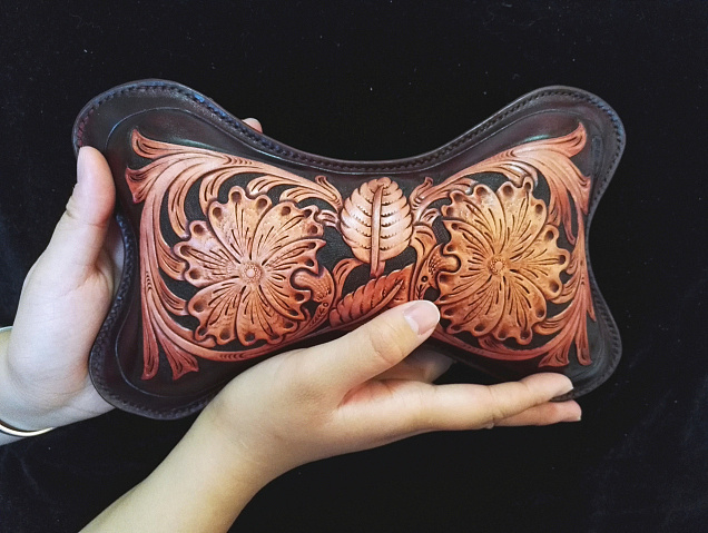 纯手工制作双色谢里丹唐草纹骨头型皮雕头枕私人定制款!