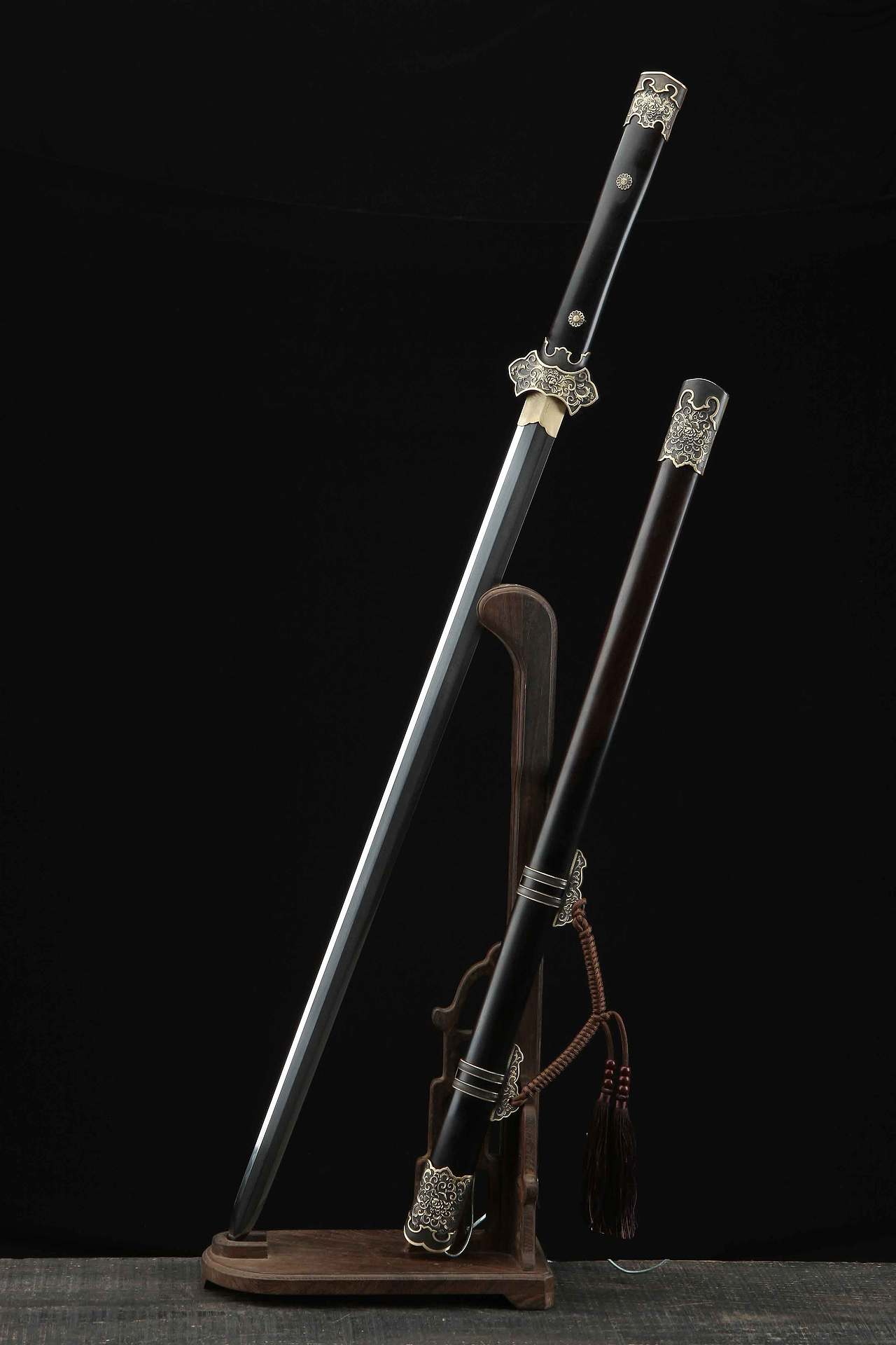 双手长剑八宝莲花浮雕牡丹和风堂美术刀剑