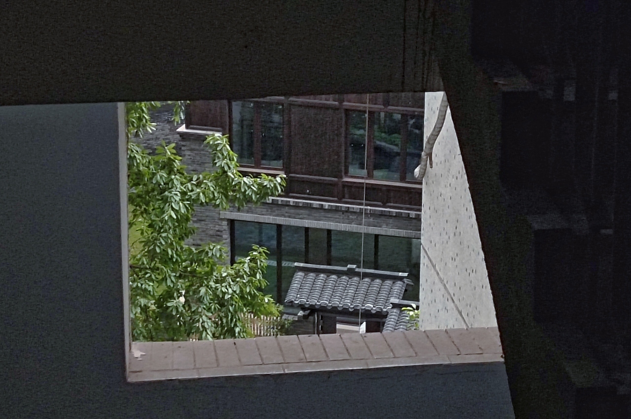 楼梯间框出的风景