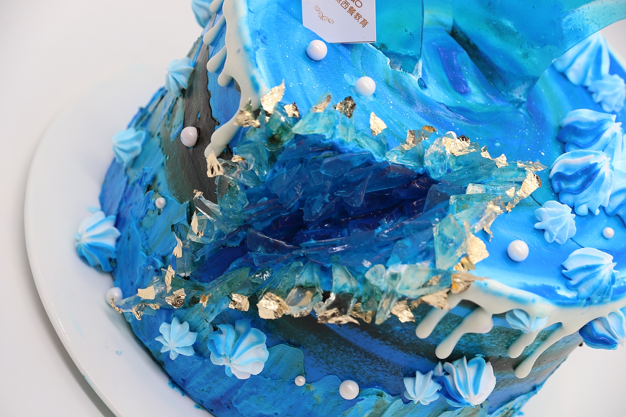 郑州艾朵堡西点西餐学校制作晶石蛋糕