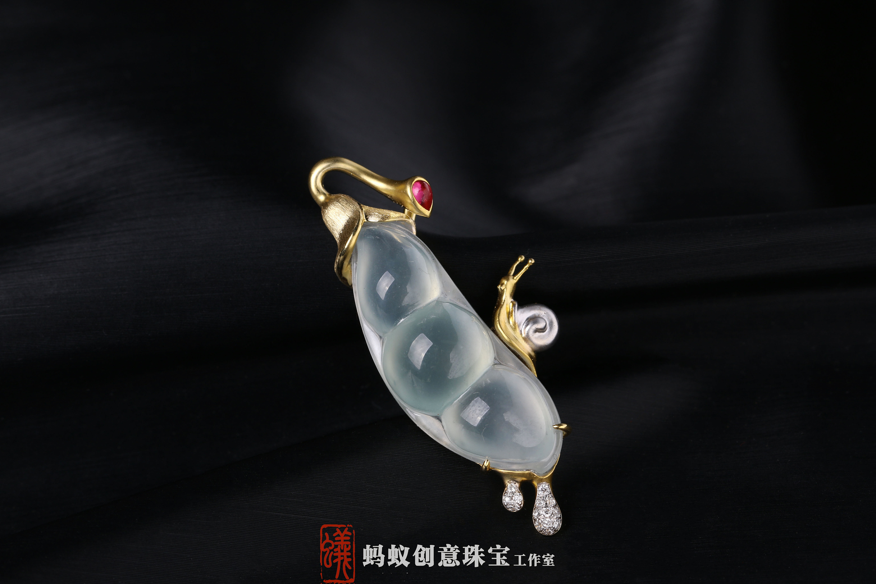 蚂蚁创意珠宝 —— 钻镶18k金翡翠四季豆《豆蔻年华》