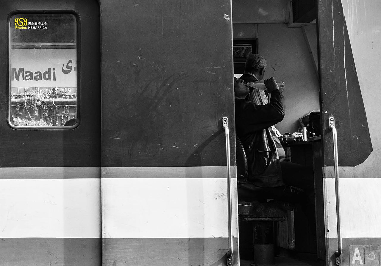 埃及的地铁，是埃及社会的缩影，整个地铁站没有任何的防护措施，没有电子报站牌，没有安检台，只需要1个埃镑就可以在坐到任何一站，你需要聚精会神的仔细看清楚你要下的站牌，因为没有人提醒你，出站的时候，把车票往出站机器上这么一放，你就可以走出去了。有人问为什么我敢去做地铁，因为埃及社会还是非常的安全的，我坐在车厢里不会有异样的感觉，仿佛就在中国坐地铁一样，你如果愿意友好的和你邻座的朋友打招呼，我相信100%都是友好的回应。我这样一个外国人走在埃及的街头，感觉就像走在中国的街头。这让我一下就改观了昨天对埃及的第一印象，开罗的街头居然这样有爱。随性的埃及人，随性的埃及地铁。