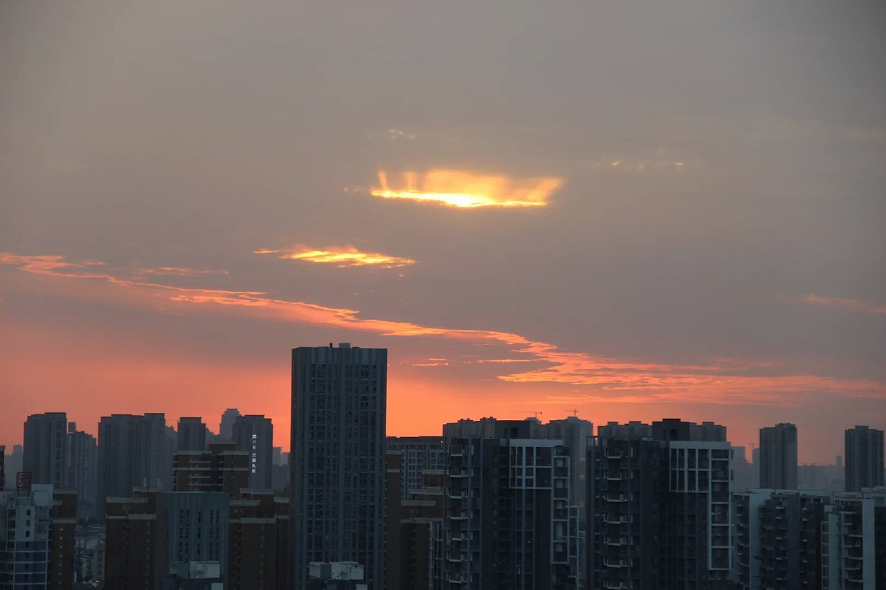 夕阳下的城市剪影