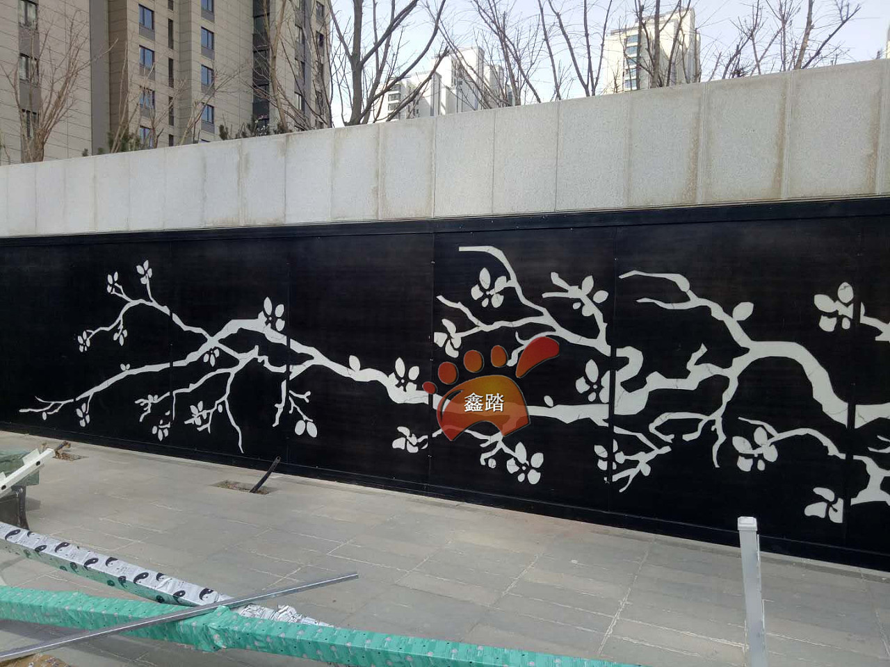 高档小区景观不锈钢发光背景墙,镂空梅花图案景墙效果