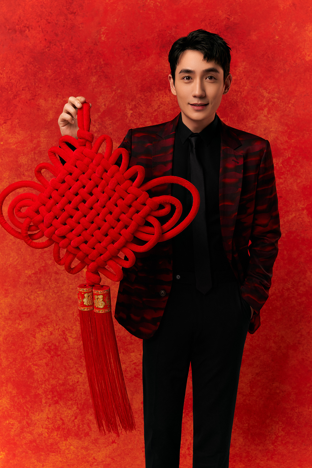 朱一龙新年宣传图