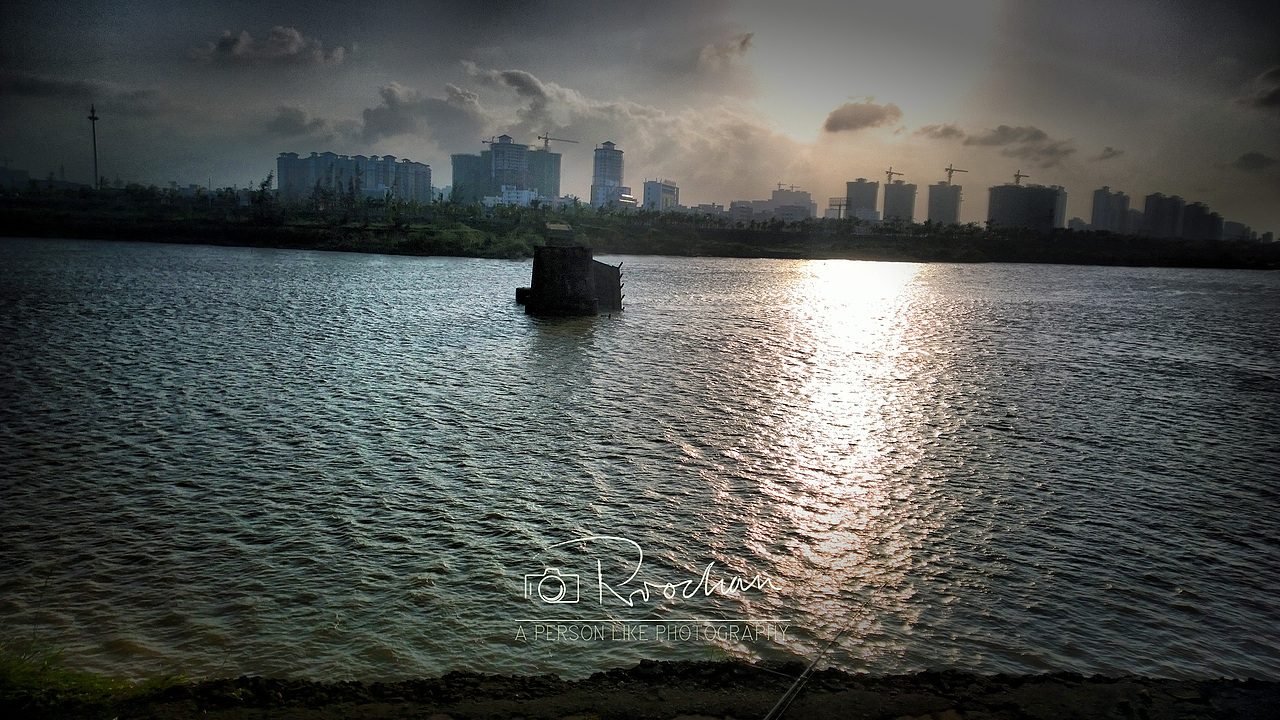 2000年10月,海口遭遇洪水袭击,南渡江铁桥被冲垮,至今只剩下断桥残墩在诉说着历史的沧桑。