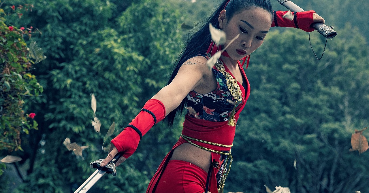 一匹黑马 丨 性感侠女