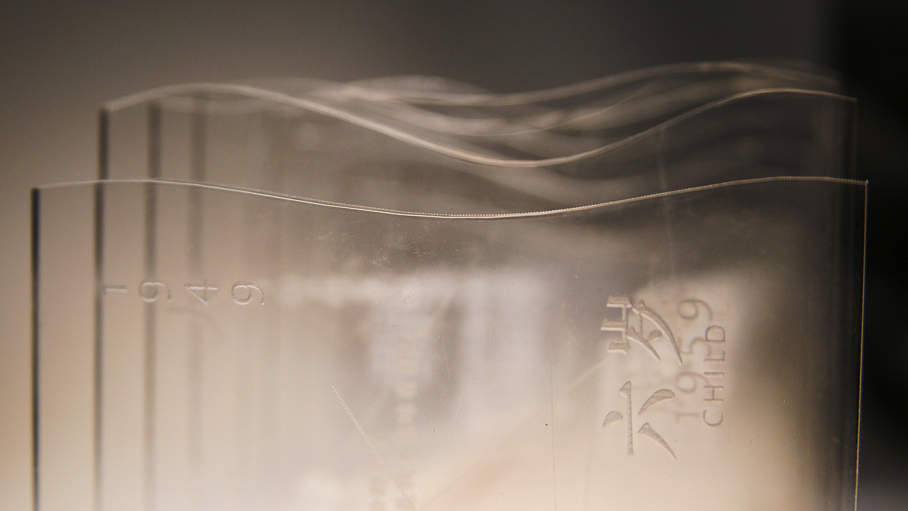 我们将书页正面设计为重叠的波浪,而侧面由于每张书页高低不同,错落出一条曲线。这些曲线是我们从“声波”提取而来,传递了四代的想法也传递了他们的情绪。