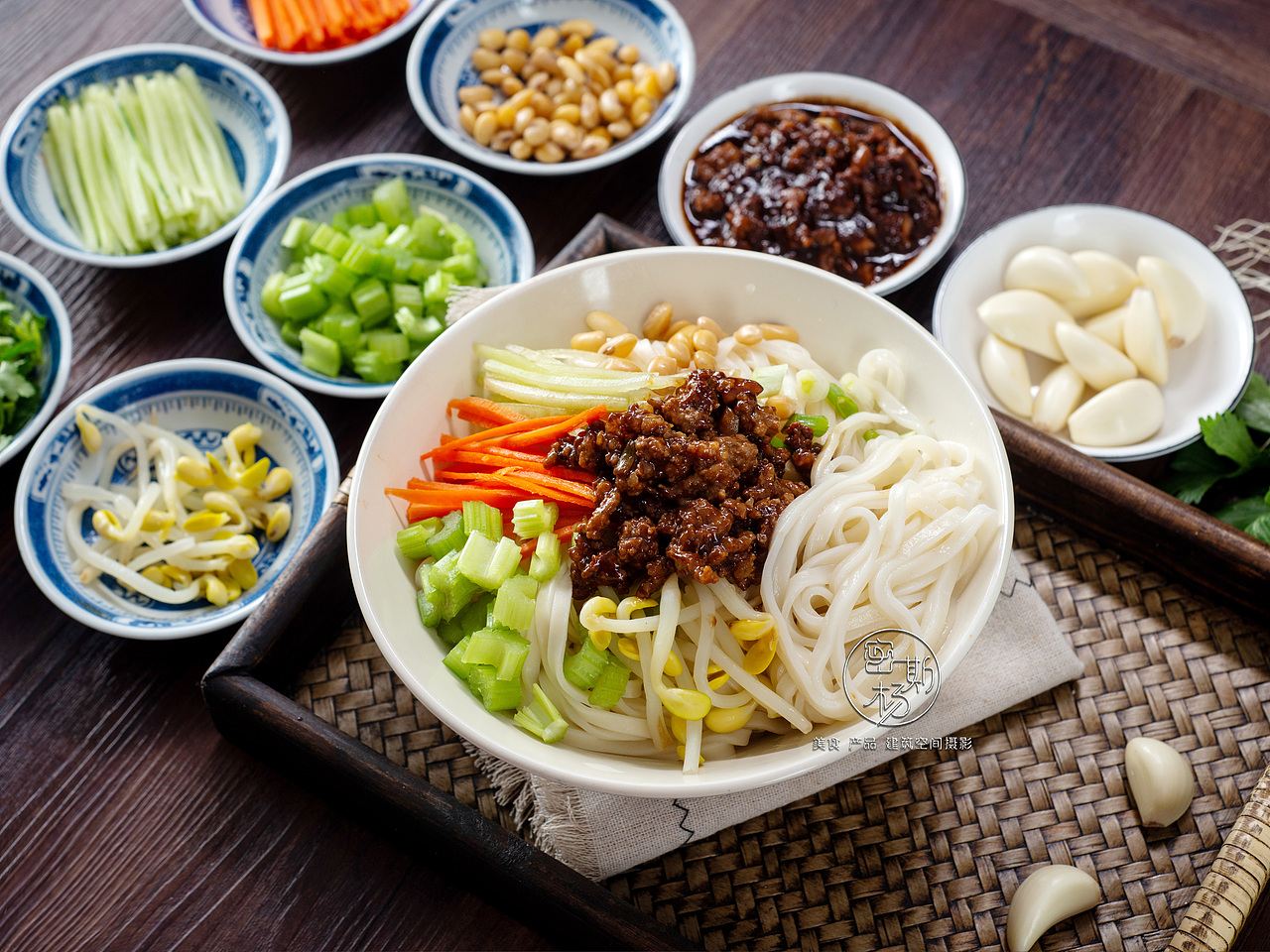 炸酱面配卤牛肉？讨喜~~再配个什么汤呢（图ZMTUwNjc4NDg0） - 产品摄影 - 站酷设计师密斯杨摄影原创素材 - 站酷ZCOOL