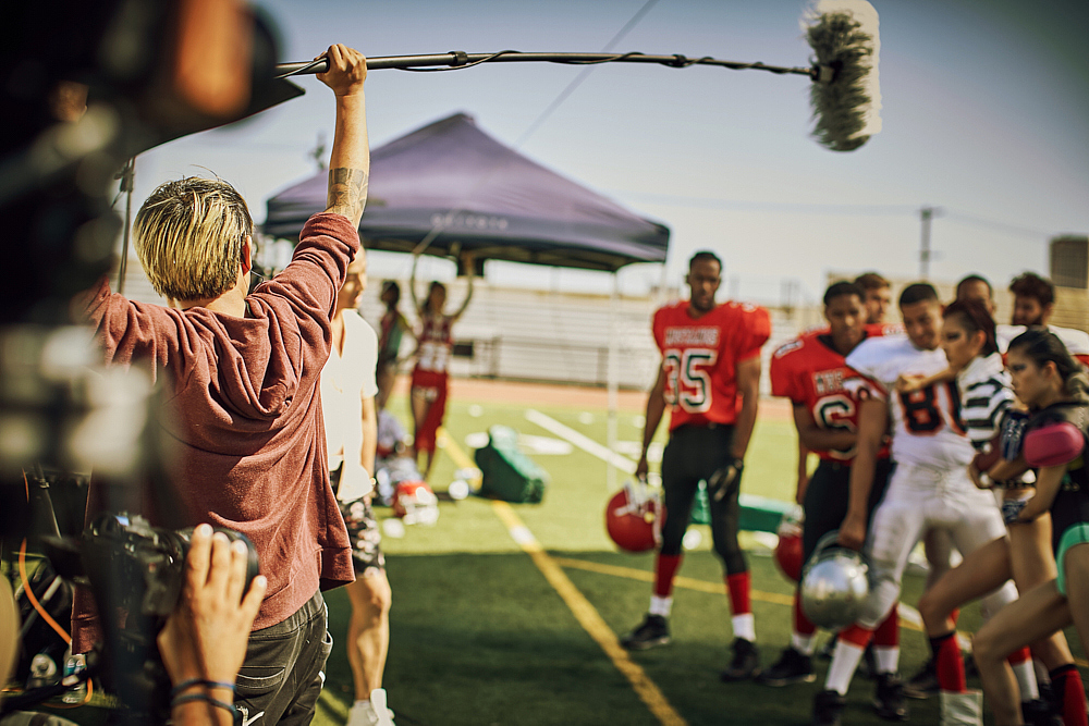 收音的哥们是一个摇滚老炮,后来迫于生活压力,转行干了音频,跟他一起的都是以前乐队的成员,大家都没什么钱,有出路了之后就互相照应,为了工作哥们把留了十几年的大长发给剪了,据说还哭了一鼻子,虽然他自己没承认!
