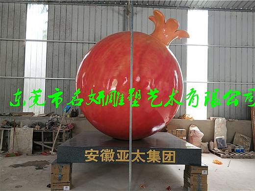 一个红彤彤的超大石榴雕塑就像巨型灯笼照亮企业前景