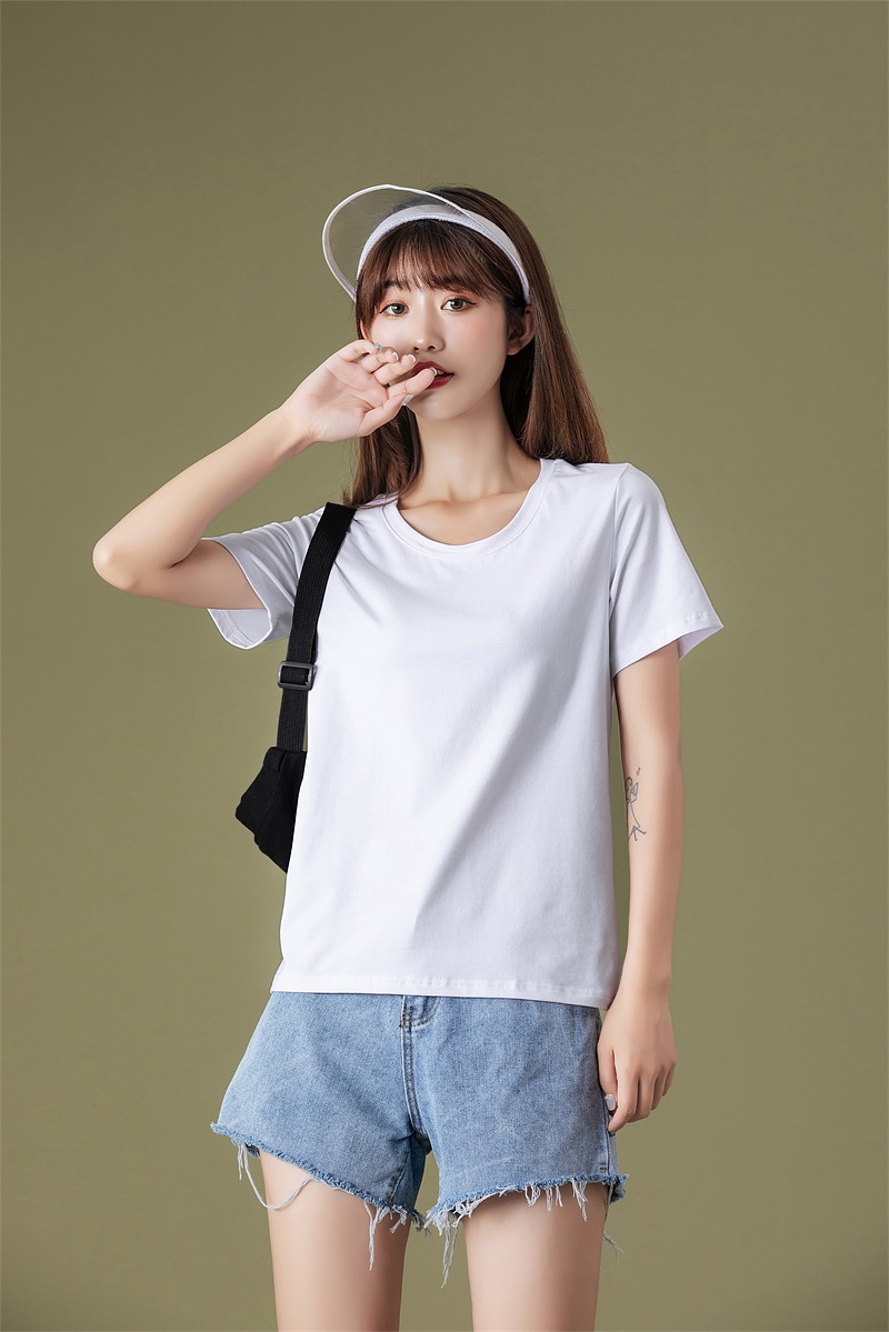 棚拍t恤打底牛仔裤纯色背景拍摄短袖短t模特拍摄