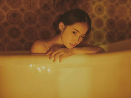 「嘘，我的悲伤刚刚睡着」