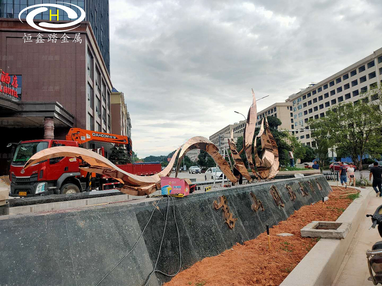  崀山国际大酒店门口的不锈钢雕塑 抽象凤凰镜面玫瑰金