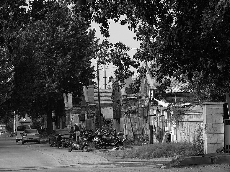 关内外铁路(京奉铁路)起自北京正阳门东车站,止于奉天城(沈阳)站,干线长 842公里,另建支线数条。这条铁路的修建,由于英、俄两国激烈争夺修建贷款权,清政府举棋不定。最后英、俄两国直接谈判,以互换照会的方式,订立谋求路权的互不妨碍协议。这样,中英于1898年10月正式签定的关于关内外铁路借款合同才得以实施。英国人金达任总管兼总工程师,这条铁路的实权,也落到了英国人手中。1907年8月改称京奉铁路。1912年至奉天全线通车。