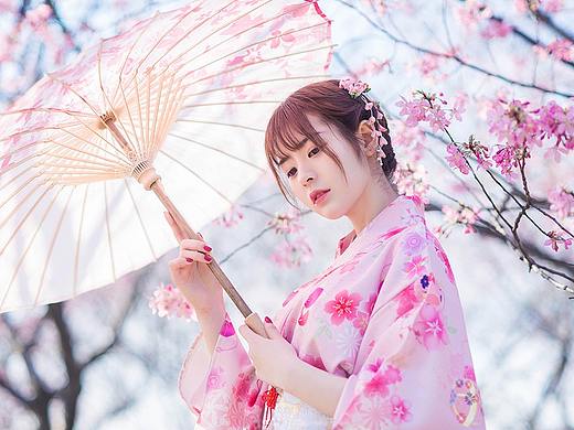 烂漫岂无意，为君占年华。 