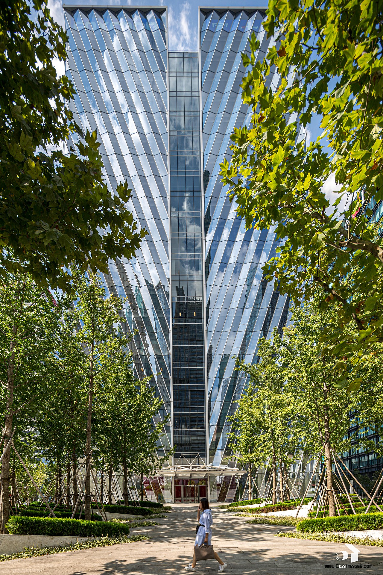 国庆期间的陆家嘴 / The Lujiazui Financial District（图ZMjI3MTMwNTYw） - 环境/建筑摄影 - 站酷设计师像导XiangDao原创素材 - 站酷ZCOOL