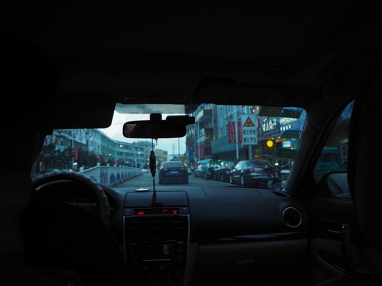 一位男士驾驶汽车全景天窗自在悠闲