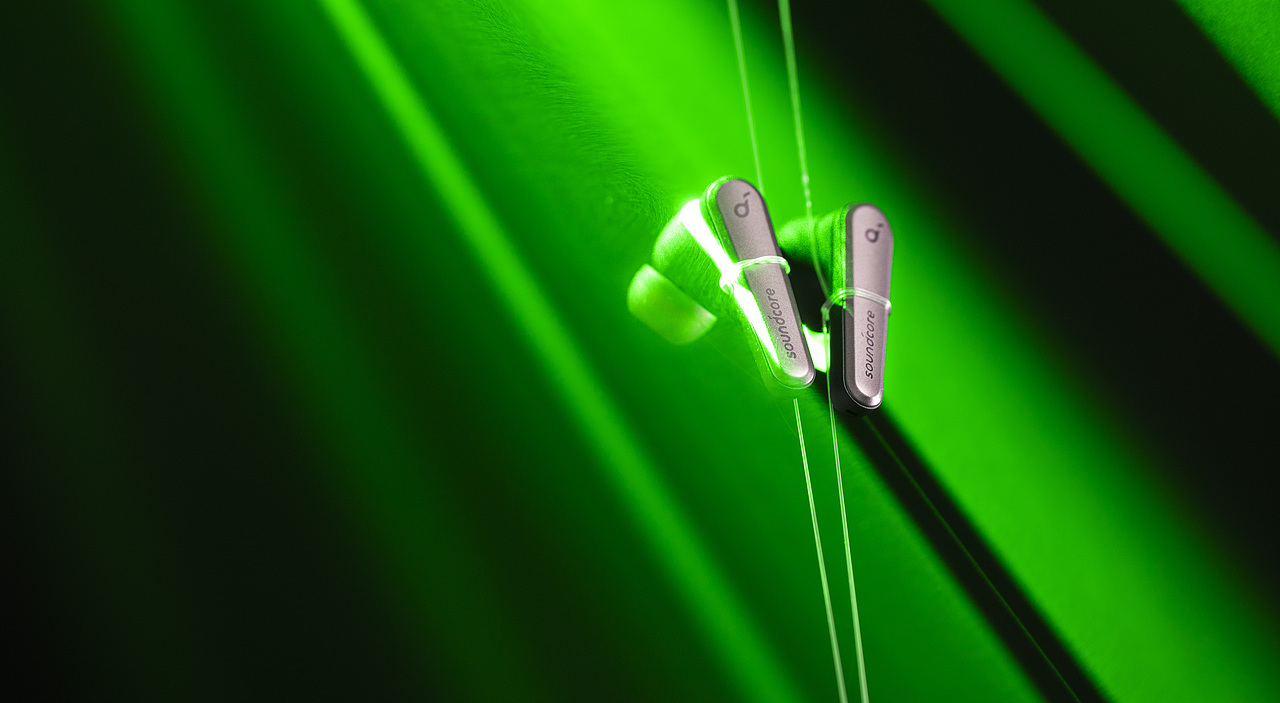 光影水雾下的耳机音箱