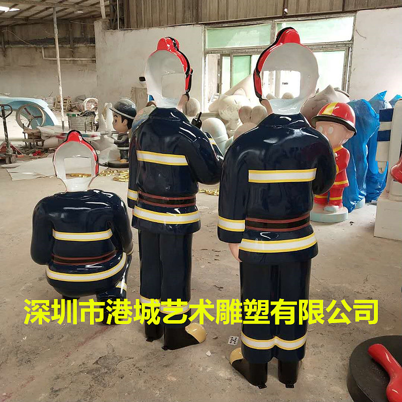 广场公园网红打卡点拍照镂空消防员玻璃钢人雕像哪家好
