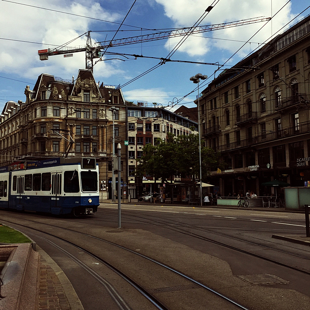 这里是苏黎世了,之前还以为是瑞士的首都,后来发现不是的,不过苏黎世好像是欧洲最富的地方,城市除了有轨电车就是超跑,只有超跑,到处都是油门轰鸣的声音