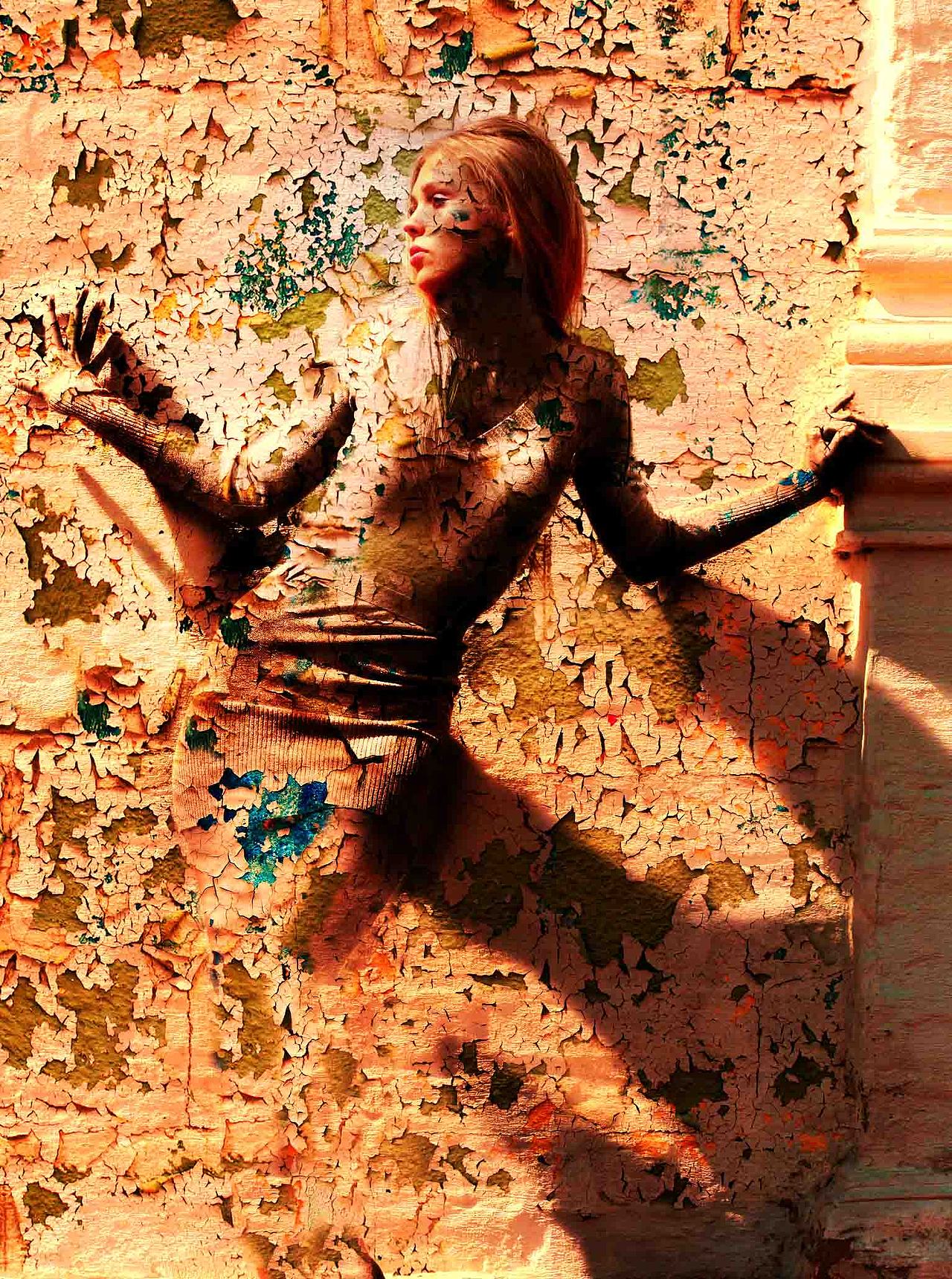 同质异构女孩与墙壁合成