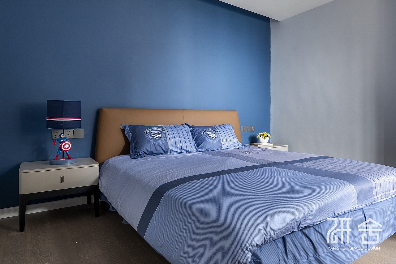 上,运用了蓝色与灰色形成撞色 br>更像是为儿童打造的专属超级英雄梦