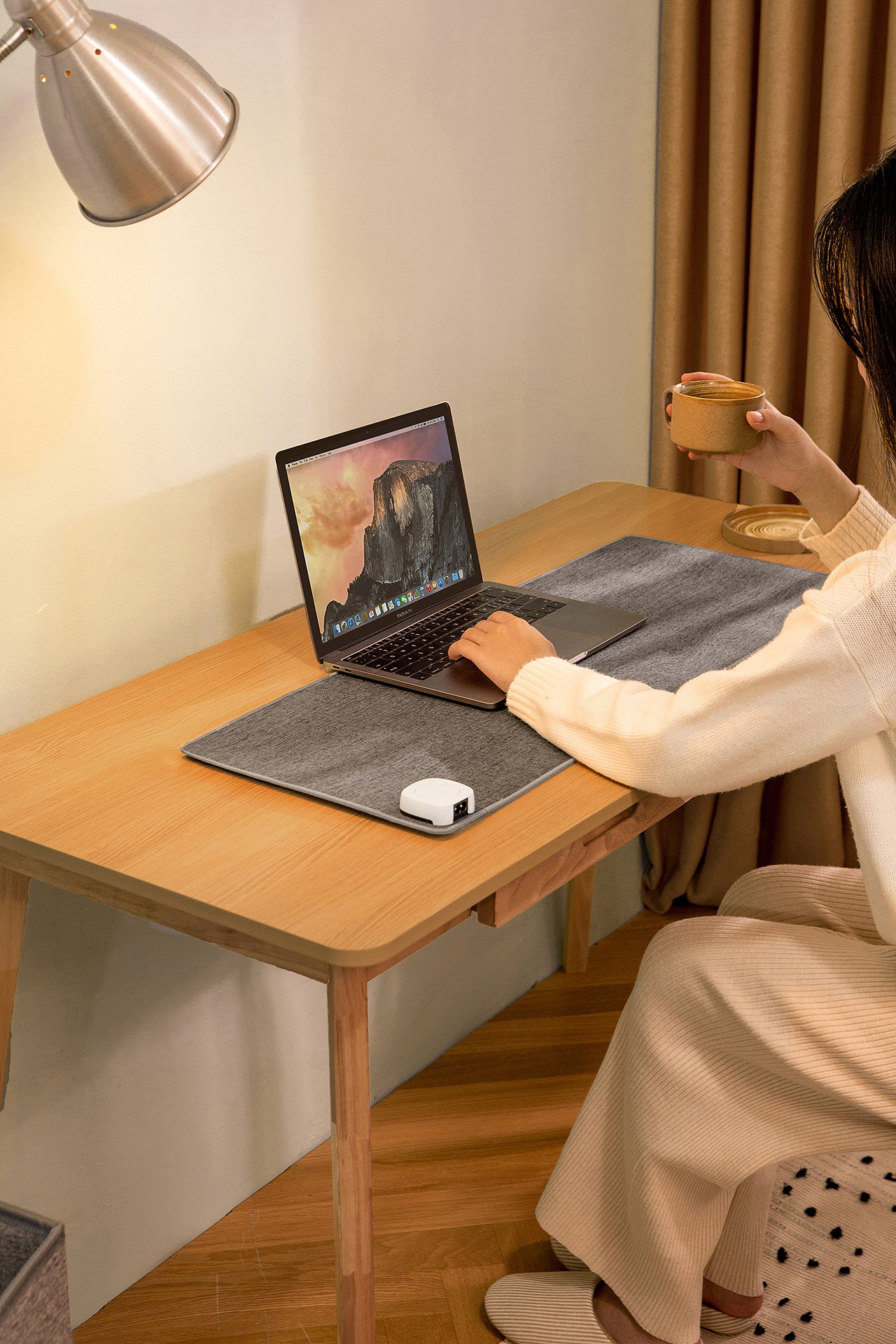 暖桌垫电热毯创意家居场景三件套拍摄摄影三围暖脚垫（图ZMjI3MzM4MzM2） - 产品摄影 - 站酷设计师ZRVISION原创素材 - 站酷ZCOOL