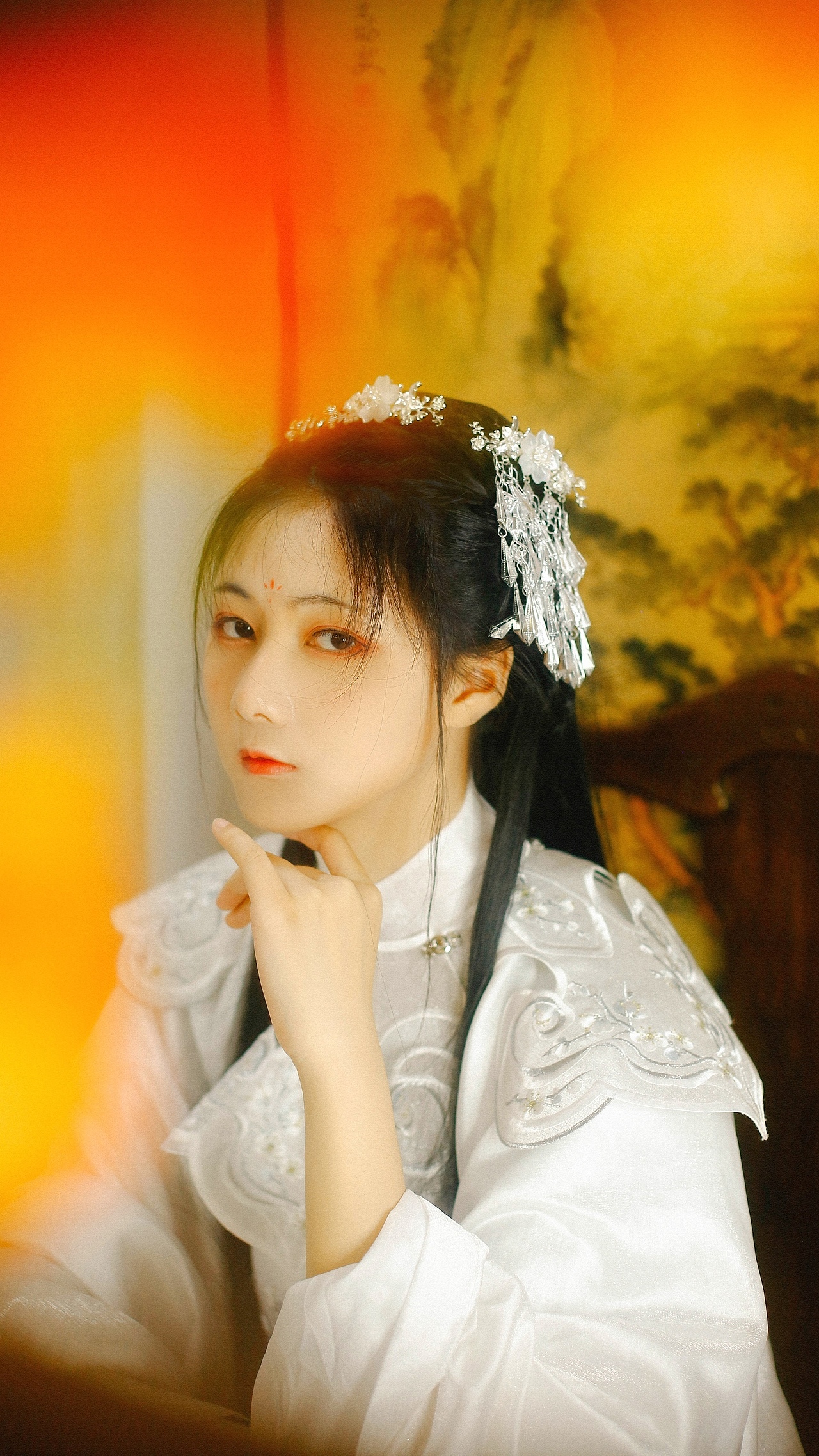 日日花前常病酒,敢辞镜里朱颜瘦