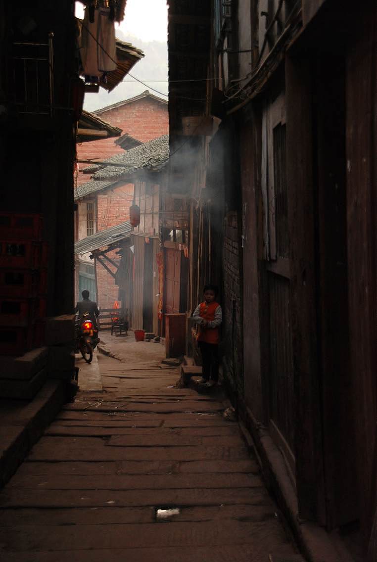 片中故事年代跨度较大 我选择了位于四川成都青白江的城厢镇 来表达新中国解放初期的场景。