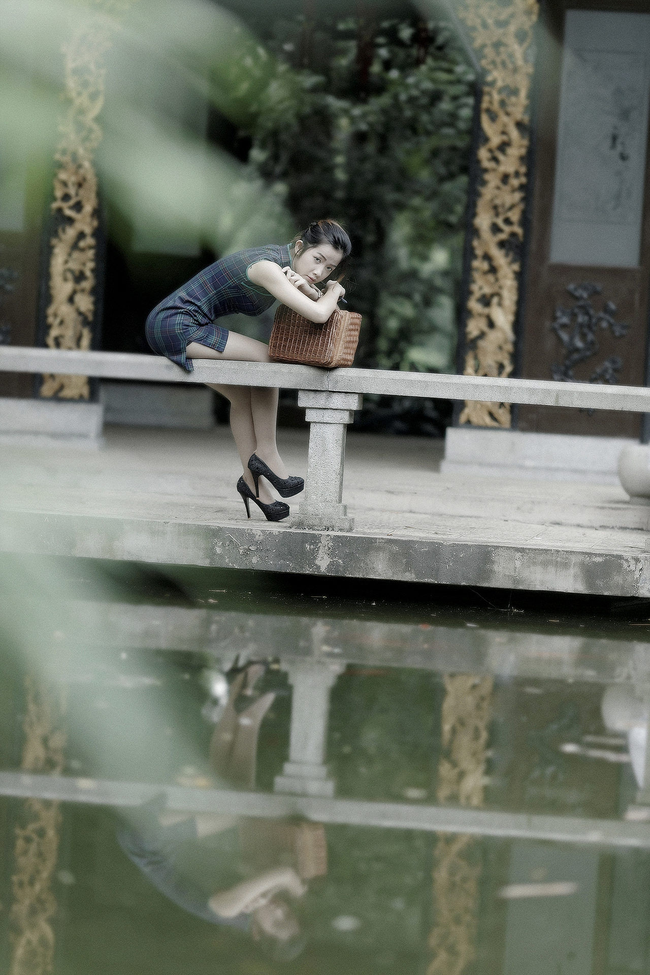 淡眉如秋水，玉肌伴清风，质傲清霜色，香含秋露华。