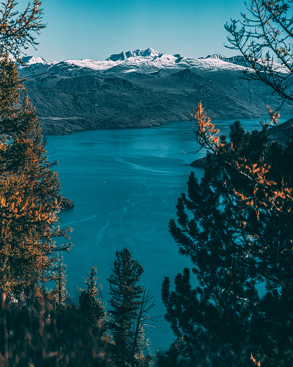 雪山湖泊交相呼应