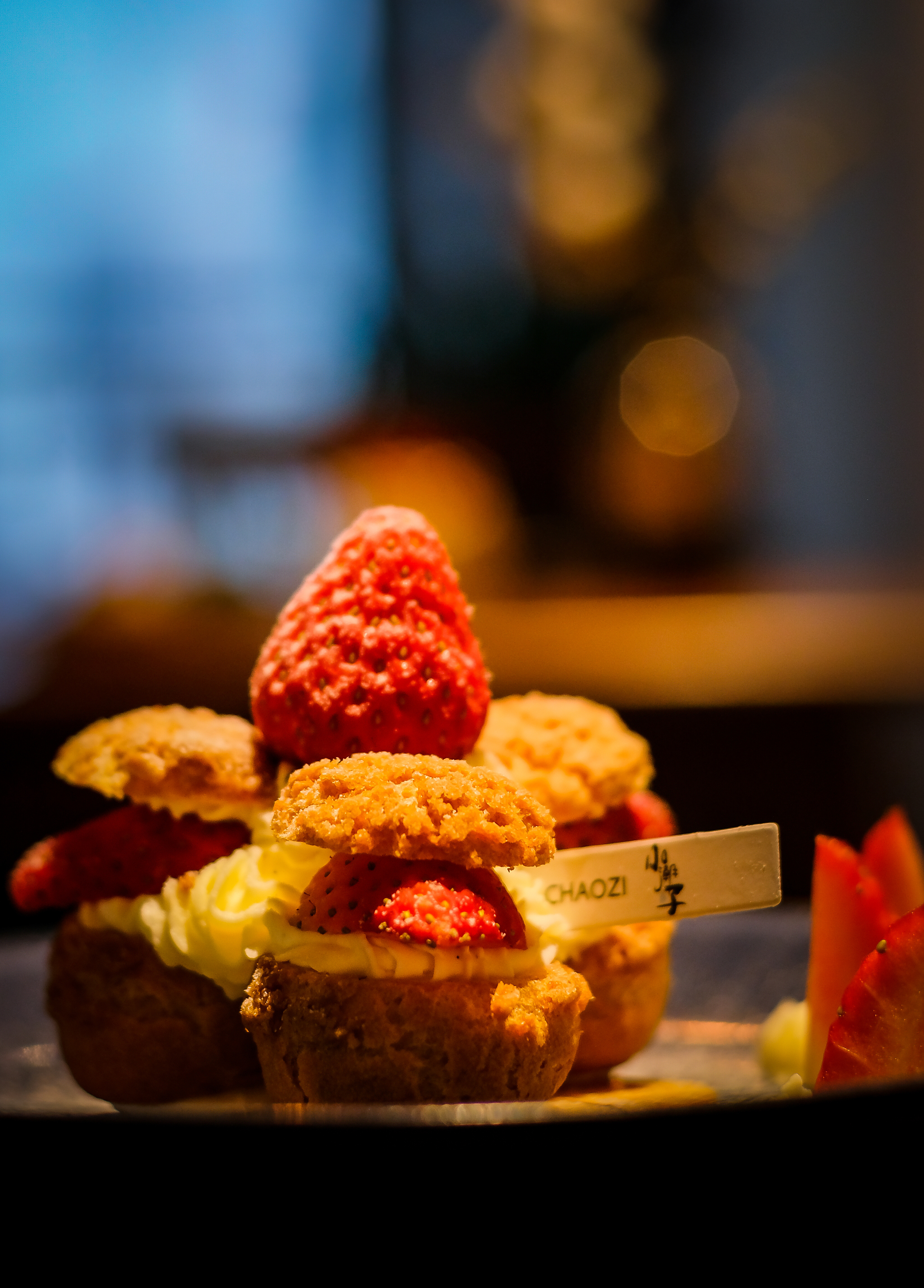 一边吃蛋糕一边拍照