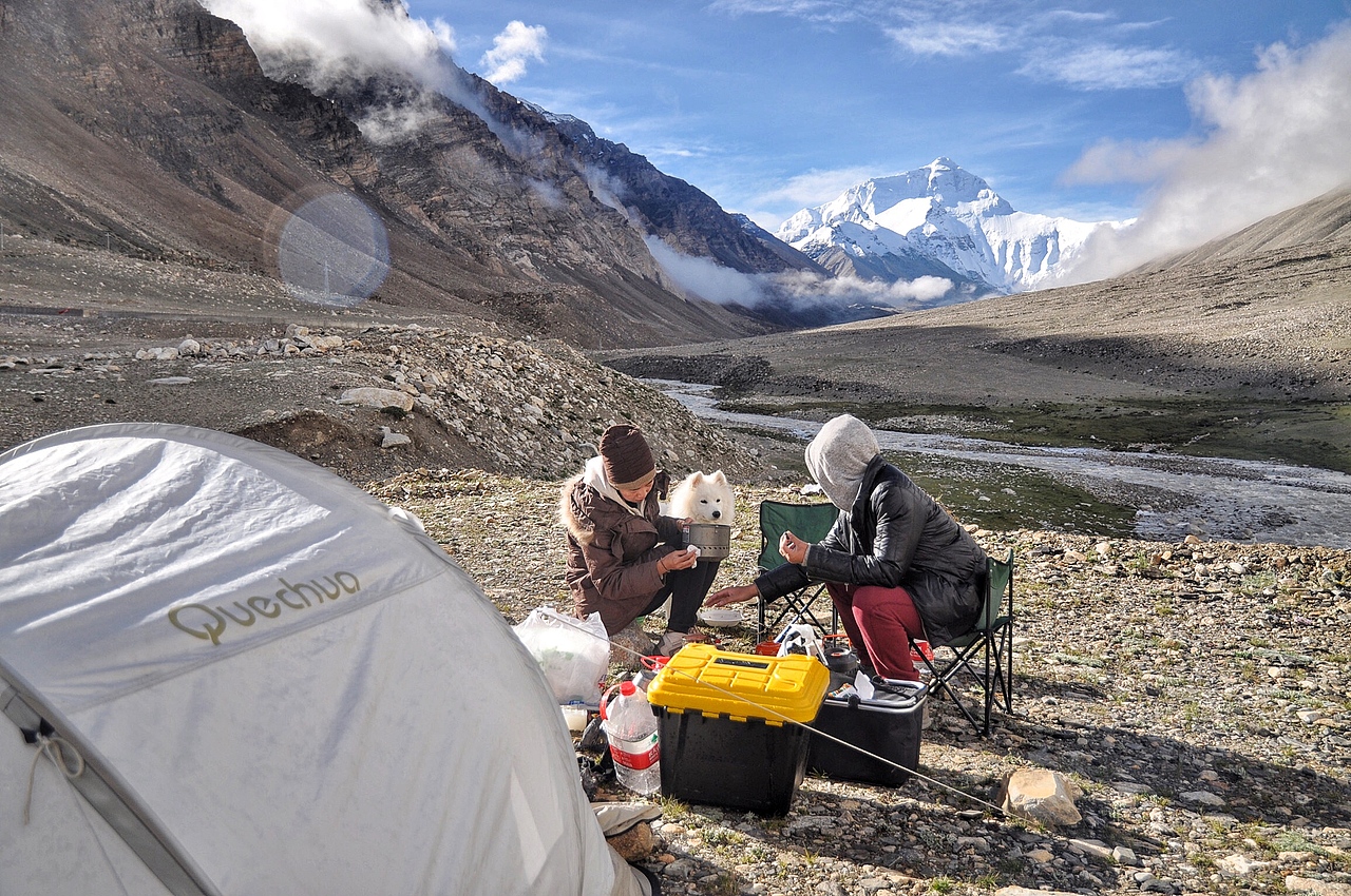 这里是珠峰,有人在拍裸照