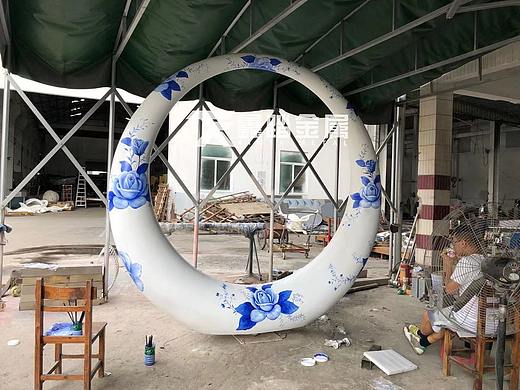城市广场主体性不锈钢雕塑 彩绘青花不锈钢圆环雕塑