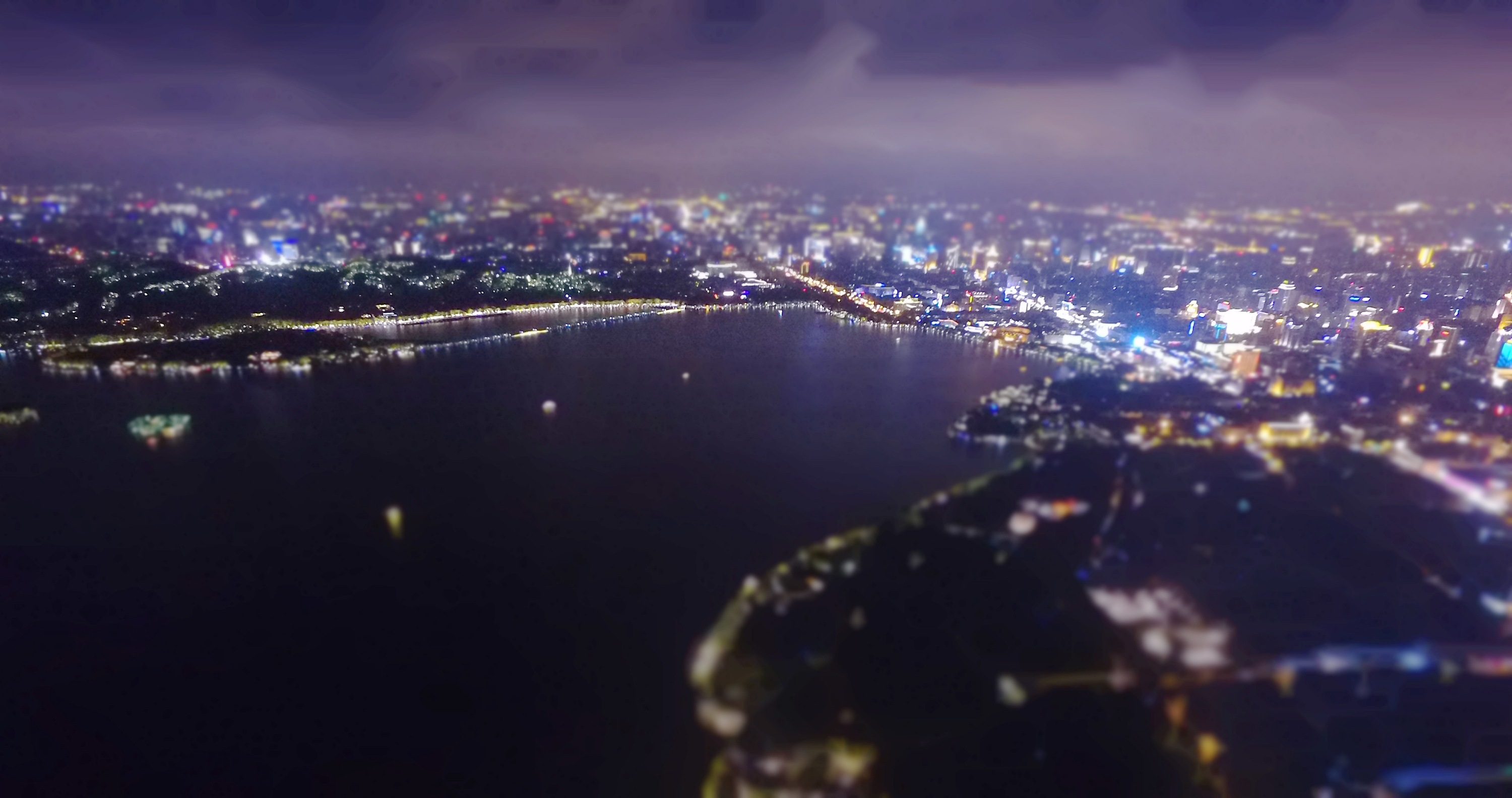 假移轴效果的西湖夜景航拍