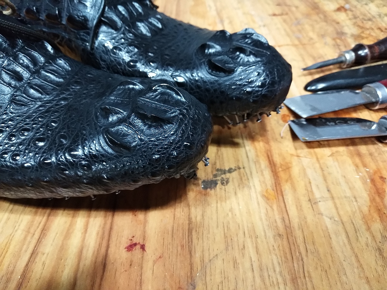 固特异手工鞋鳄鱼皮鞋（图ZMTAzNTEzMzg4） - 工艺品设计 - 站酷设计师手工鞋培训原创素材 - 站酷ZCOOL